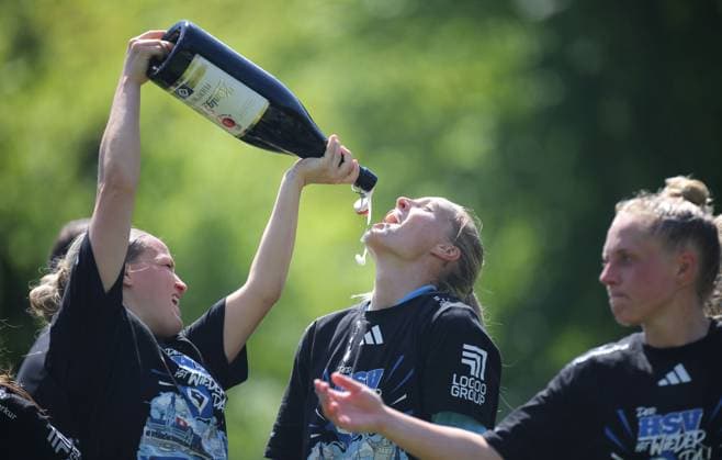 11.05.2025, xcex, GER, Hamburg, Volksparkstadion Platz 6, Frauenfussball, 2. Frauen-Bundesliga, Saison 2024 2025, Spieltag 25, HSV Frauen, Hamburger SV Frauen - SC Freiburg II, 1. Liga, Bundesliga, die Spielerinnen des HSV feiern den Aufstieg in die Google Pixel Frauen-Bundesliga, Inga Schuldt (HSV) DFL regulations prohibit any use of photographs as image sequences and or quasi-video