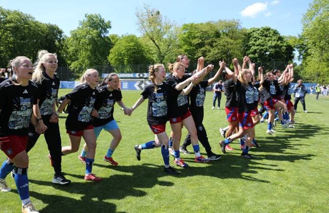 11.05.2025, xcex, GER, Hamburg, Volksparkstadion Platz 6, Frauenfussball, 2. Frauen-Bundesliga, Saison 2024 2025, Spieltag 25, HSV Frauen, Hamburger SV Frauen - SC Freiburg II, 1. Liga, Bundesliga, die Spielerinnen des HSV feiern den Aufstieg in die Google Pixel Frauen-Bundesliga, DFL regulations prohibit any use of photographs as image sequences and or quasi-video