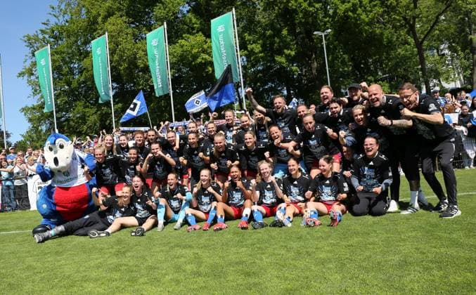 11.05.2025, xcex, GER, Hamburg, Volksparkstadion Platz 6, Frauenfussball, 2. Frauen-Bundesliga, Saison 2024 2025, Spieltag 25, HSV Frauen, Hamburger SV Frauen - SC Freiburg II, 1. Liga, Bundesliga, die Spielerinnen des HSV feiern den Aufstieg in die Google Pixel Frauen-Bundesliga, DFL regulations prohibit any use of photographs as image sequences and or quasi-video