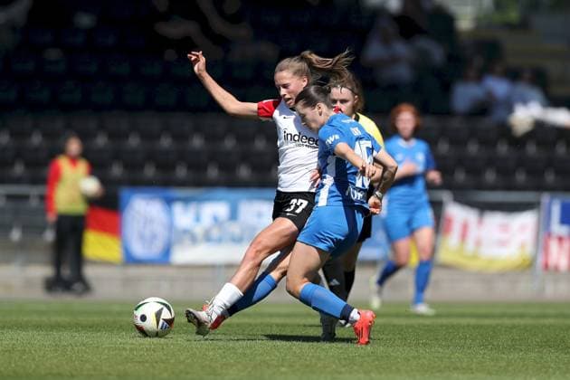 27.04.2025, Frauen, Fussball, Saison 2024 2025, 2. Frauen-Bundesliga, 25. Spieltag: Eintracht Frankfurt II - SV Meppen 1912 e. V. Melissa Schmidt-Sommer ( 37, Eintracht Frankfurt II) und Sonja Lux ( 15, SV Meppen 1912 e. V.) Frankfurt am Main Stadion am Brentanobad Hessen Deutschland