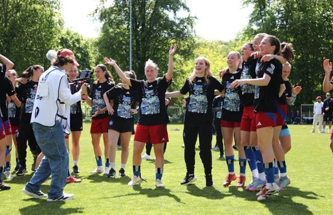 11.05.2025, xcex, GER, Hamburg, Volksparkstadion Platz 6, Frauenfussball, 2. Frauen-Bundesliga, Saison 2024 2025, Spieltag 25, HSV Frauen, Hamburger SV Frauen - SC Freiburg II, 1. Liga, Bundesliga, die Spielerinnen des HSV feiern den Aufstieg in die Google Pixel Frauen-Bundesliga, DFL regulations prohibit any use of photographs as image sequences and or quasi-video