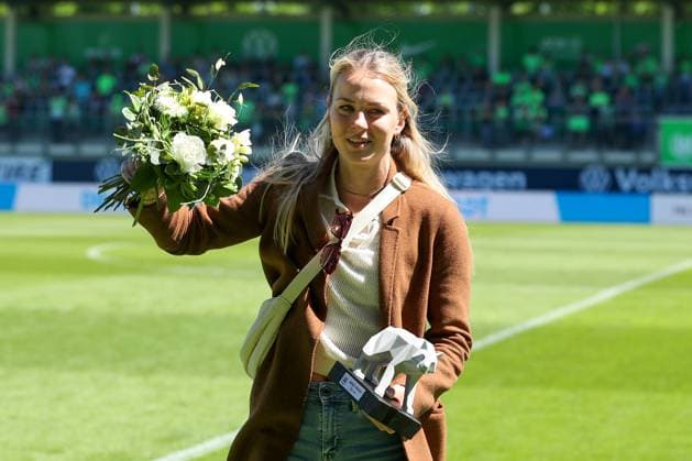 VfL vs. Leverkusen, BL Frauen Wolfsburg, 11.05.2025, FUßBALL - VfL Wolfsburg vs. Bayer 04 Leverkusen, Google Pixel Frauen-Bundesliga, Saison 2024 25. Torfrau Merle Frohms (VfL Wolfsburg) wurde verabschiedet Wolfsburg