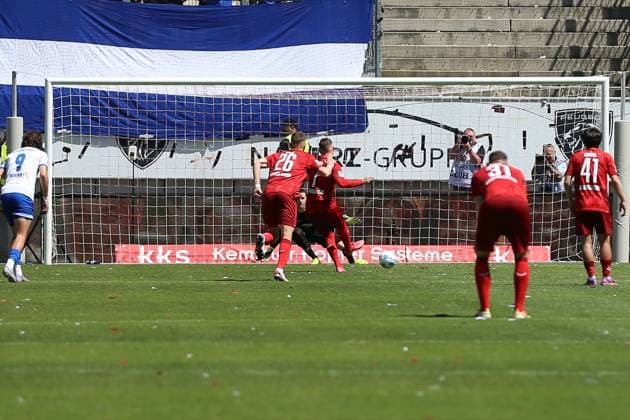 11.05.2025, xrekx, Fussball 2.Bundesliga, 1.FC Kaiserslautern - SV Darmstadt 98 v.l. Tor zum 1:1 Elfmeter, Strafstoss durch Marlon Ritter (1.FC Kaiserslautern) (DFL DFB REGULATIONS PROHIBIT ANY USE OF PHOTOGRAPHS as IMAGE SEQUENCES and or QUASI-VIDEO) Kaiserslautern