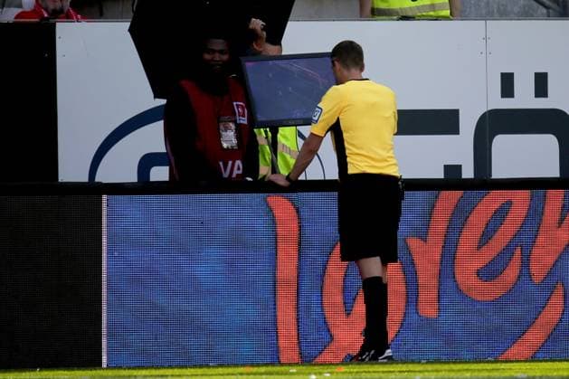 11.05.2025, xmohx, Fussball 2.Bundesliga, 1.FC Kaiserslautern - SV Darmstadt 98 v.l. Schiedsrichter Referee Dr. Robin Braun VAR Entscheidung auf Elfmeter für Kaiserslautern (DFL DFB REGULATIONS PROHIBIT ANY USE OF PHOTOGRAPHS as IMAGE SEQUENCES and or QUASI-VIDEO) Kaiserslautern