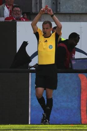 11.05.2025, xmohx, Fussball 2.Bundesliga, 1.FC Kaiserslautern - SV Darmstadt 98 v.l. Schiedsrichter Referee Dr. Robin Braun VAR Entscheidung auf Elfmeter für Kaiserslautern (DFL DFB REGULATIONS PROHIBIT ANY USE OF PHOTOGRAPHS as IMAGE SEQUENCES and or QUASI-VIDEO) Kaiserslautern