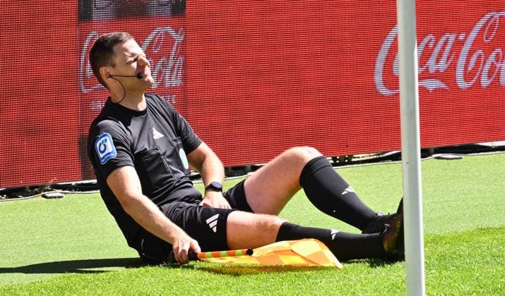 Sport Themen der Woche KW19 Sport Bilder des Tages 11.05.2025 - Fussball - Saison 2024 2025 - 2. Fussball - Bundesliga - 33. Spieltag: Hannover 96 - SpVgg Greuther Fürth ( Kleeblatt ) - Sportfoto Zink - xwoxzix - DFL regulations prohibit any use of photographs as image sequences and or quasi-video - only for editorial use - Tobias Schultes (Linienrichter) angeschlagen am Boden *** 11 05 2025 Soccer Season 2024 2025 2 Soccer Bundesliga 33 Matchday Hannover 96 SpVgg Greuther Fürth Kleeblatt Sportfoto Zink xwoxzix DFL regulations prohibit any use of photographs as image sequences and or quasi video only for editorial use Tobias Schultes linesman battered on the ground