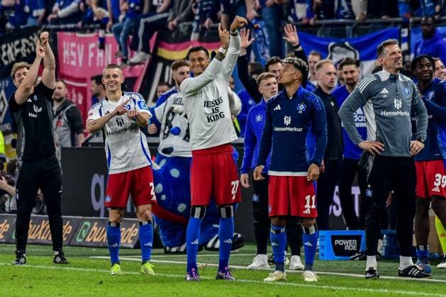 Miro Muheim Davie Selke Ransford-Yeboah Königsdörffer ( HSV ) bejubeln den Treffer von Daniel Elfadli ( HSV nicht im Bild ) Deutschland , Hamburg , Volksparkstadion , Fussball , 2 . Bundesliga , Hamburger SV - SSV Ulm
