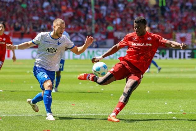 11.05.2025, xmohx, Fussball 2.Bundesliga, 1.FC Kaiserslautern - SV Darmstadt 98 v.l. Fabian Nürnberger (SV Darmstadt 98) Ragnar Ache (1. FC Kaiserslautern) Zweikampf, Aktion, action, battle for the ball (DFL DFB REGULATIONS PROHIBIT ANY USE OF PHOTOGRAPHS as IMAGE SEQUENCES and or QUASI-VIDEO) Kaiserslautern