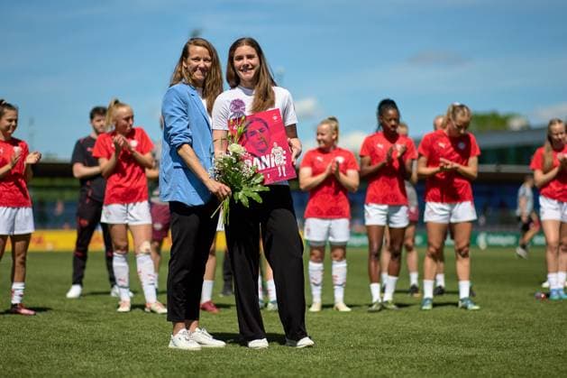 11.05.2025, GER, Frauenfußball, BL, 2024 2025, RB Leipzig - Eintracht Frankfurt Verabschiedung von Katja Wienerroither (9, RB Leipzig) Leipzig Trainingszentrum der Roten Bulle Sachsen Deutschland