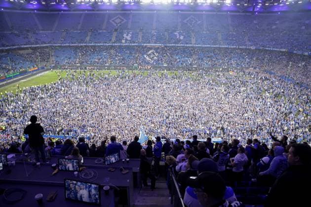 GER, xFSx ,Hamburg, HSV , 2. Bundesliga , Fussball, DFL, Hamburger SV vs SSV Ulm 1846 , im Hamburger Volksparkstadion , 10.05.2025 , v.l. Hamburger SV fans sturmen dan Platz nach dem Sieg gegen SSV Ulm 1846 und feiern den Aufstieg in die 1. Bundesliga DFL regulations prohibit any use of photographs as image sequences and or quasi-video.