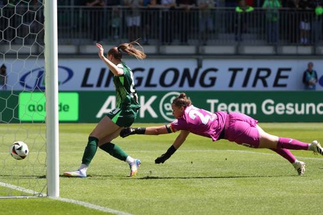 VfL vs. Leverkusen, BL Frauen Wolfsburg, 11.05.2025, FUßBALL - VfL Wolfsburg vs. Bayer 04 Leverkusen, Google Pixel Frauen-Bundesliga, Saison 2024 25. Jule Brand (VfL Wolfsburg) schießt Tor zum 1:0, Torfrau Friederike Repohl (Bayer 04 Leverkusen) Wolfsburg