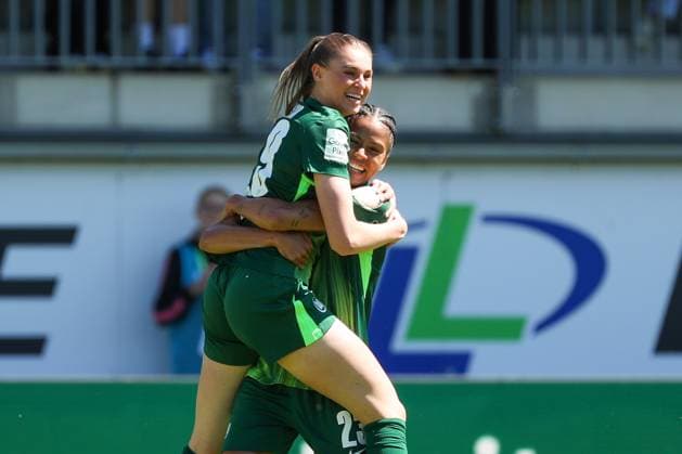 VfL vs. Leverkusen, BL Frauen Wolfsburg, 11.05.2025, FUßBALL - VfL Wolfsburg vs. Bayer 04 Leverkusen, Google Pixel Frauen-Bundesliga, Saison 2024 25. Jule Brand (VfL Wolfsburg) jubelt mit Sveindis Jonsdottir (VfL Wolfsburg) nach ihrem Tor zum 1:0 Wolfsburg