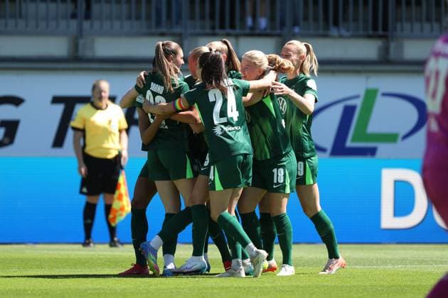 VfL vs. Leverkusen, BL Frauen Wolfsburg, 11.05.2025, FUßBALL - VfL Wolfsburg vs. Bayer 04 Leverkusen, Google Pixel Frauen-Bundesliga, Saison 2024 25. Jule Brand (VfL Wolfsburg) jubelt mit der Mannschaft nach ihrem Tor zum 1:0 Wolfsburg