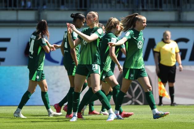VfL vs. Leverkusen, BL Frauen Wolfsburg, 11.05.2025, FUßBALL - VfL Wolfsburg vs. Bayer 04 Leverkusen, Google Pixel Frauen-Bundesliga, Saison 2024 25. Jule Brand (VfL Wolfsburg) jubelt mit der Mannschaft nach ihrem Tor zum 1:0 Wolfsburg