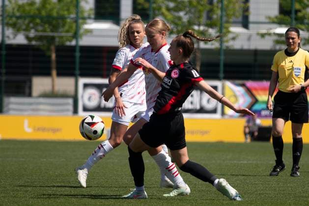 GER, Leipzig, Fußballl, Google Pixel Frauen Bundesliga, 22. Spieltag, RB Leipzig vs. Eintracht Frankfurt im Bild v.l.: Emilia Kiaer Asgeirsdottir (RB Leipzig 08), Sophia Kleinherne (Eintracht Frankfurt 04), Zweikampf 11.05.2025, RB Leipzig Training Akademie Cottaweg Leipzig DFB REGULATIONS PROHIBIT ANY USE OF PHOTOGRAPHS AS IMAGE SEQUENCES AND OR QUASI-VIDEO, Copyright: HMBxMedia PaulxFritz