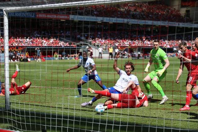 11.05.2025, xrekx, Fussball 2.Bundesliga, 1.FC Kaiserslautern - SV Darmstadt 98 v.l. Tor zum 1:2 wurde nicht gegeben Fraser Hornby (SV Darmstadt 98) (DFL DFB REGULATIONS PROHIBIT ANY USE OF PHOTOGRAPHS as IMAGE SEQUENCES and or QUASI-VIDEO) Kaiserslautern