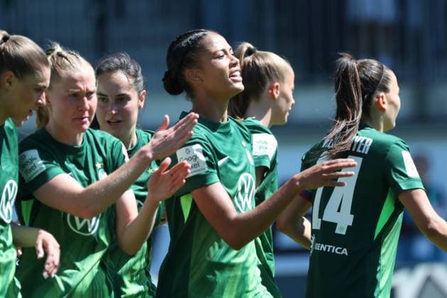 VfL vs. Leverkusen, BL Frauen Wolfsburg, 11.05.2025, FUßBALL - VfL Wolfsburg vs. Bayer 04 Leverkusen, Google Pixel Frauen-Bundesliga, Saison 2024 25. Sveindis Jonsdottir (VfL Wolfsburg) jubelt mit der Mannschaft nach ihrem Tor zum 2:0 Wolfsburg