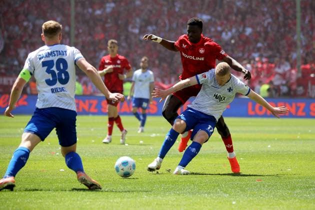 11.05.2025, xmohx, Fussball 2.Bundesliga, 1.FC Kaiserslautern - SV Darmstadt 98 v.l. Kai Klefisch (SV Darmstadt 98) Ragnar Ache (1. FC Kaiserslautern) Zweikampf, Aktion, action, battle for the ball (DFL DFB REGULATIONS PROHIBIT ANY USE OF PHOTOGRAPHS as IMAGE SEQUENCES and or QUASI-VIDEO) Kaiserslautern