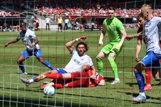 11.05.2025, xrekx, Fussball 2.Bundesliga, 1.FC Kaiserslautern - SV Darmstadt 98 v.l. Tor zum 1:2 wurde nicht gegeben Fraser Hornby (SV Darmstadt 98) (DFL DFB REGULATIONS PROHIBIT ANY USE OF PHOTOGRAPHS as IMAGE SEQUENCES and or QUASI-VIDEO) Kaiserslautern