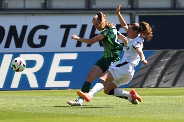 Sport Bilder des Tages VfL vs. Leverkusen, BL Frauen Wolfsburg, 11.05.2025, FUßBALL - VfL Wolfsburg vs. Bayer 04 Leverkusen, Google Pixel Frauen-Bundesliga, Saison 2024 25. Vievien Endemann (VfL Wolfsburg), Janou Levels (Bayer 04 Leverkusen) Wolfsburg