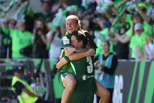 VfL vs. Leverkusen, BL Frauen Wolfsburg, 11.05.2025, FUßBALL - VfL Wolfsburg vs. Bayer 04 Leverkusen, Google Pixel Frauen-Bundesliga, Saison 2024 25. Caitlin Dijkstra (VfL Wolfsburg) jubelt mit der Mannschaft nach ihrem Tor zum 3:0 Wolfsburg