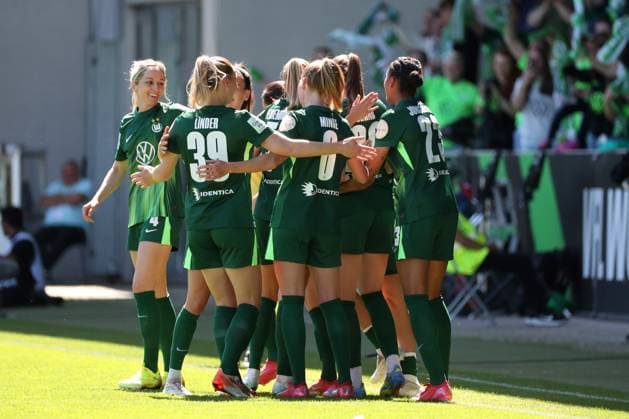 VfL vs. Leverkusen, BL Frauen Wolfsburg, 11.05.2025, FUßBALL - VfL Wolfsburg vs. Bayer 04 Leverkusen, Google Pixel Frauen-Bundesliga, Saison 2024 25. Caitlin Dijkstra (VfL Wolfsburg) jubelt mit der Mannschaft nach ihrem Tor zum 3:0 Wolfsburg