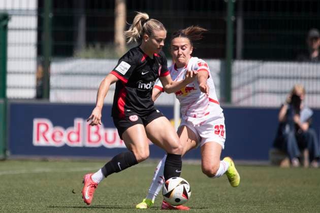 GER, Leipzig, Fußballl, Google Pixel Frauen Bundesliga, 22. Spieltag, RB Leipzig vs. Eintracht Frankfurt im Bild v.l.: Nadine Riesen (Eintracht Frankfurt 22), Lara Marti (RB Leipzig 30), Zweikampf 11.05.2025, RB Leipzig Training Akademie Cottaweg Leipzig DFB REGULATIONS PROHIBIT ANY USE OF PHOTOGRAPHS AS IMAGE SEQUENCES AND OR QUASI-VIDEO, Copyright: HMBxMedia PaulxFritz