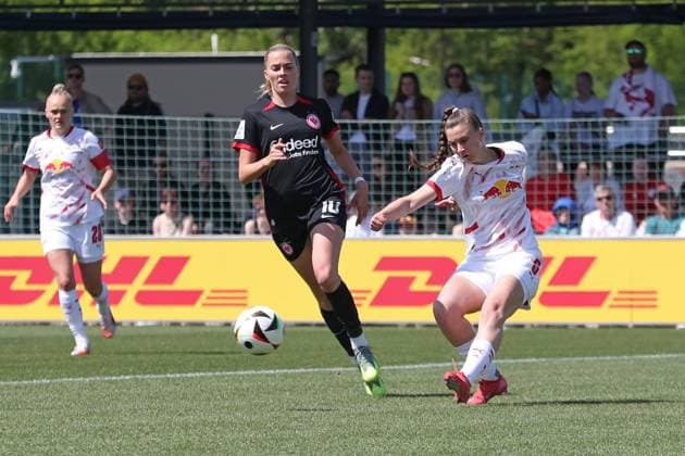 1. Bundesliga Frauen: RB Leipzig vs. SG Eintracht Frankfurt, 11.05.25 Julia Magerl (5, RB Leipzig) vor Laura Freigang (10, Eintracht Frankfurt) am Ball. Fußball, Google Pixel Frauen-Bundesliga, Saison 2024 2025, 22. Spieltag: RB Leipzig vs. SG Eintracht Frankfurt am 11.05.25, RB-Akademie Cottaweg. DFB REGULATIONS PROHIBIT ANY USE OF PHOTOGRAPHS AS IMAGE SEQUENCES AND OR QUASI-VIDEO. Copyright: xBEAUTIFULxSPORTS JanxKaeferx