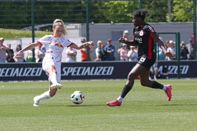 1. Bundesliga Frauen: RB Leipzig vs. SG Eintracht Frankfurt, 11.05.25 Jenny Hipp (19, RB Leipzig) vor Nicole Anyomi (19, Eintracht Frankfurt) am Ball. Fußball, Google Pixel Frauen-Bundesliga, Saison 2024 2025, 22. Spieltag: RB Leipzig vs. SG Eintracht Frankfurt am 11.05.25, RB-Akademie Cottaweg. DFB REGULATIONS PROHIBIT ANY USE OF PHOTOGRAPHS AS IMAGE SEQUENCES AND OR QUASI-VIDEO. Copyright: xBEAUTIFULxSPORTS JanxKaeferx