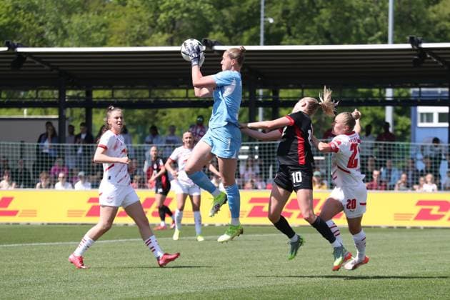 1. Bundesliga Frauen: RB Leipzig vs. SG Eintracht Frankfurt, 11.05.25 Torwart Elvira Herzog (1, RB Leipzig) fängt den Ball vor Laura Freigang (10, Eintracht Frankfurt). Fußball, Google Pixel Frauen-Bundesliga, Saison 2024 2025, 22. Spieltag: RB Leipzig vs. SG Eintracht Frankfurt am 11.05.25, RB-Akademie Cottaweg. DFB REGULATIONS PROHIBIT ANY USE OF PHOTOGRAPHS AS IMAGE SEQUENCES AND OR QUASI-VIDEO. Copyright: xBEAUTIFULxSPORTS JanxKaeferx