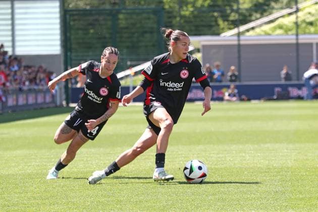 1. Bundesliga Frauen: RB Leipzig vs. SG Eintracht Frankfurt, 11.05.25 Carlotta Wamser (30, Eintracht Frankfurt) am Ball, dahinter Geraldine Reuteler (14, Eintracht Frankfurt). Fußball, Google Pixel Frauen-Bundesliga, Saison 2024 2025, 22. Spieltag: RB Leipzig vs. SG Eintracht Frankfurt am 11.05.25, RB-Akademie Cottaweg. DFB REGULATIONS PROHIBIT ANY USE OF PHOTOGRAPHS AS IMAGE SEQUENCES AND OR QUASI-VIDEO. Copyright: xBEAUTIFULxSPORTS JanxKaeferx