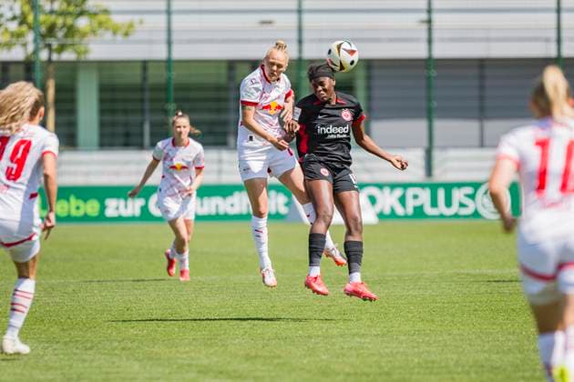 11.05.2025, xomx, Fussball Google Pixel Frauen-Bundesliga, RB Leipzig - Eintracht Frankfurt v.l. Victoria Krug (RasenBallsport Leipzig) und Nicole Anyomi (Eintracht Frankfurt) im Zweikampf mit dem Kopf am Ball. Kopfball (DFL DFB REGULATIONS PROHIBIT ANY USE OF PHOTOGRAPHS as IMAGE SEQUENCES and or QUASI-VIDEO) Leipzig