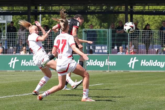1. Bundesliga Frauen: RB Leipzig vs. SG Eintracht Frankfurt, 11.05.25 Geraldine Reuteler (14, Eintracht Frankfurt) erzielt per Kopf das Tor zur 0:1-Führung. Frederike Kempe (2, RB Leipzig) und Marlene Müller (27, RB Leipzig) können nicht eingreifen. Fußball, Google Pixel Frauen-Bundesliga, Saison 2024 2025, 22. Spieltag: RB Leipzig vs. SG Eintracht Frankfurt am 11.05.25, RB-Akademie Cottaweg. DFB REGULATIONS PROHIBIT ANY USE OF PHOTOGRAPHS AS IMAGE SEQUENCES AND OR QUASI-VIDEO. Copyright: xBEAUTIFULxSPORTS JanxKaeferx