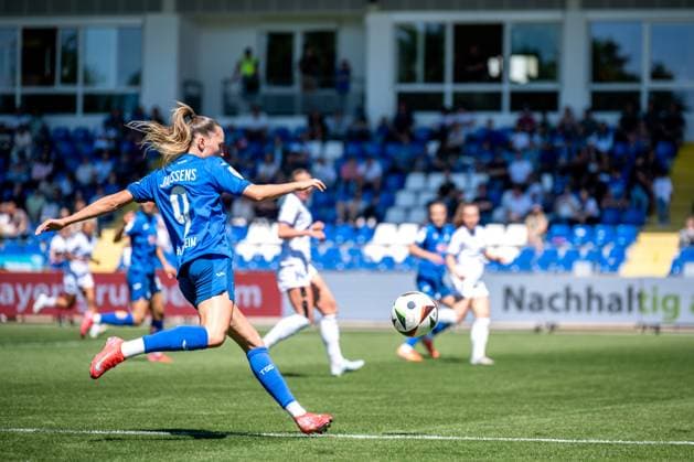 Google Pixel Frauen-Bundesliga, TSG Hoffenheim - FC Carl Zeiss Jena; 11.05.2025 Jill Janssens (TSG Hoffenheim, 9) passt in den Strafraum Google Pixel Frauen-Bundesliga, TSG Hoffenheim - FC Carl Zeiss Jena, am 11.05.2025 im Dietmar-Hopp-Stadion in Hoffenheim. DFB REGULATIONS PROHIBIT ANY USE OF PHOTOGRAPHS AS IMAGE SEQUENCES AND OR QUASI-VIDEO. Copyright: xBEAUTIFULxSPORTS Gelhardtx