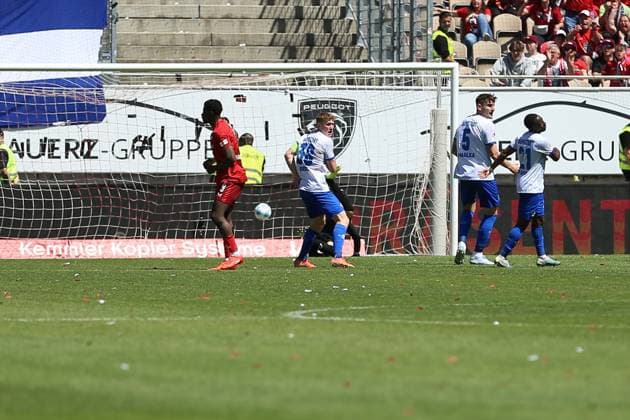 11.05.2025, xrekx, Fussball 2.Bundesliga, 1.FC Kaiserslautern - SV Darmstadt 98 v.l. Torschuss zum 2:1 durch Ragnar Ache (1.FC Kaiserslautern) Marcel Schuhen (SV Darmstadt 98) (DFL DFB REGULATIONS PROHIBIT ANY USE OF PHOTOGRAPHS as IMAGE SEQUENCES and or QUASI-VIDEO) Kaiserslautern