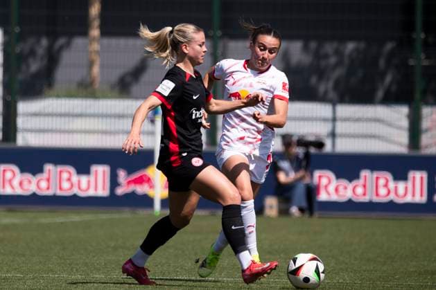 GER, Leipzig, Fußballl, Google Pixel Frauen Bundesliga, 22. Spieltag, RB Leipzig vs. Eintracht Frankfurt im Bild v.l.: Nadine Riesen (Eintracht Frankfurt 22), Lara Marti (RB Leipzig 30), Zweikampf 11.05.2025, RB Leipzig Training Akademie Cottaweg Leipzig DFB REGULATIONS PROHIBIT ANY USE OF PHOTOGRAPHS AS IMAGE SEQUENCES AND OR QUASI-VIDEO, Copyright: HMBxMedia PaulxFritz