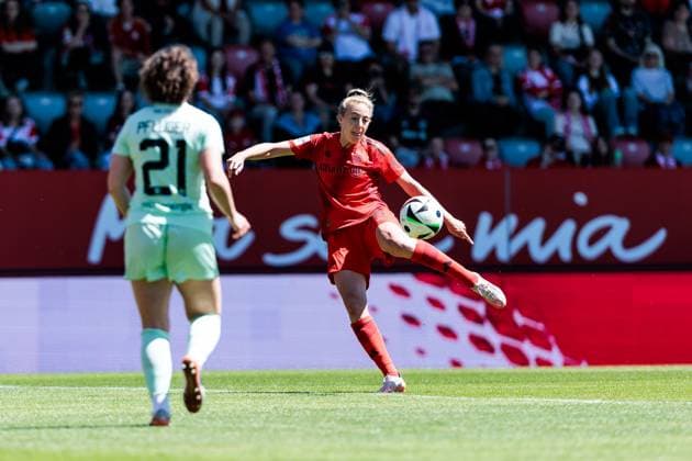 Google Pixel Frauen Bundesliga, FC Bayern München - SGS Essen; 11.05.2025 Anja Pfluger (SGS Essen, 21), Carolin Simon (FC Bayern München, 30) schießt Google Pixel Frauen Bundesliga, FC Bayern München - SGS Essen, München, FC Bayern Campus am 11.05.2025 Copyright: xBEAUTIFULxSPORTS Wunderlx