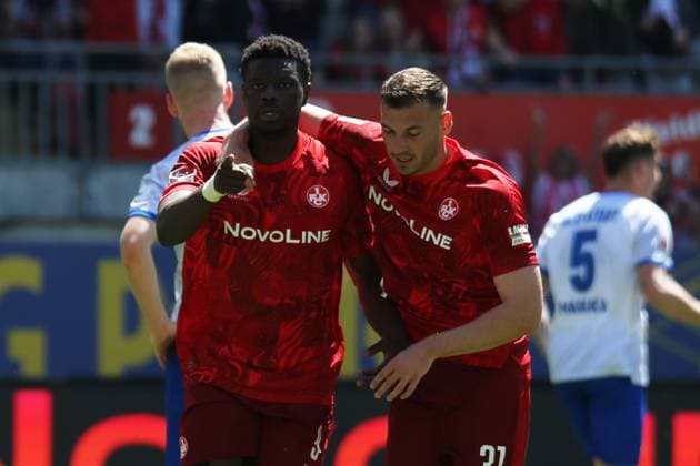 11.05.2025, xmohx, Fussball 2.Bundesliga, 1.FC Kaiserslautern - SV Darmstadt 98 v.l. Torjubel nach dem Tor zum celebrating the goal celebrate 2:1 durch Ragnar Ache (1. FC Kaiserslautern) (DFL DFB REGULATIONS PROHIBIT ANY USE OF PHOTOGRAPHS as IMAGE SEQUENCES and or QUASI-VIDEO) Kaiserslautern