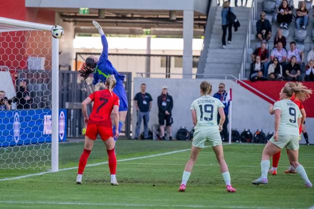 Hier rettet die Torlatte Latte fuer Maria Luisa Mala Grohs (Torfrau, FC Bayern Muenchen Frauen, 1) gegen Beke Sterner (SGS Essen, 19) und Ramona Maier (SGS Essen, 9) FC Bayern Muenchen Frauen vs. SGS Essen 1968, Fussball, Google Pixel Frauen-Bundesliga, 22. Spieltag, Saison 2024 2025, 11.05.2025. (DFL DFB REGULATIONS PROHIBIT ANY USE OF PHOTOGRAPHS as IMAGE SEQUENCES and or QUASI-VIDEO). FC Bayern Muenchen Frauen vs. SGS Essen 1968, Fussball, Google Pixel Frauen-Bundesliga, 22. Spieltag, Saison 2024 2025, 11.05.2025. Muenchen Copyright: xEibner-Pressefoto HeikexFeinerx EP_HFR