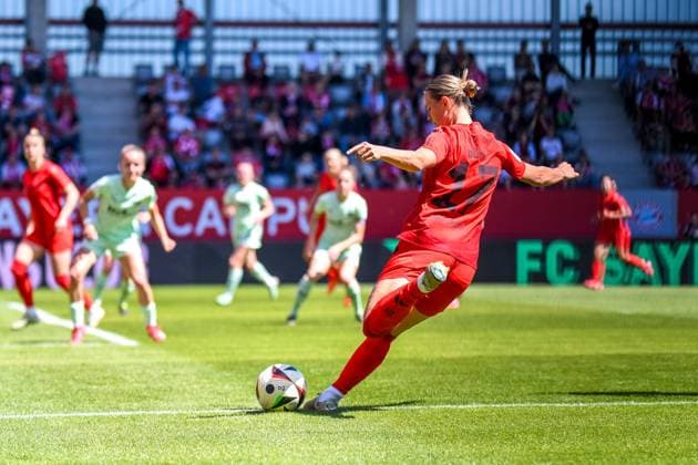 Klara Bühl (17 FC Bayern) in Aktion beim letzten Spieltag der Google Pixel Frauen Bundesliga FC Bayern München - SGS Essen am 11.05.2025 München FC Bayern Campus Bayern Deutschland