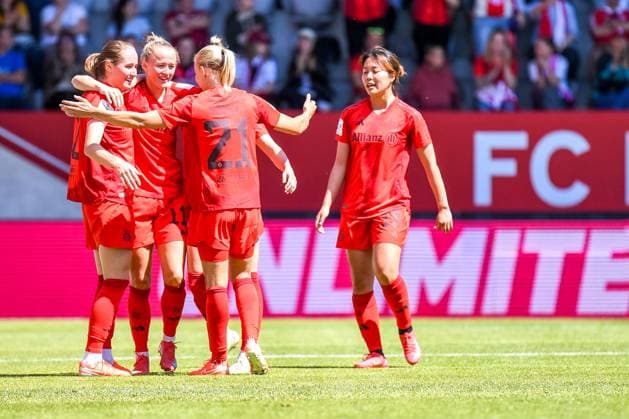 Sydney Lohmann (12 FC Bayern) ,Lea Schüller (11 Bayern), Klara Bühl (17 FC Bayern), Pernille Harder (21 Bayern) und Momoko Tanikawa (18 Bayern) jubel über das Tor zum 1-0 beim letzten Spieltag der Google Pixel Frauen Bundesliga FC Bayern München - SGS Essen am 11.05.2025 München FC Bayern Campus Bayern Deutschland