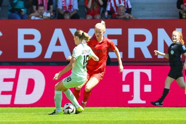 Fußball I Frauen I Saison 2024-2025 I Bundesliga I 22. Spieltag I FC Bayern München - SGS Essen I 11.05.2025 Zweikampf Lena Ostermeier (18, SGS Essen) gegen Lea Schüller (11, FC Bayern München) München Ingolstädter Straße 272 Bayern Deutschland Copyright: xLobeca InesxHähnelx