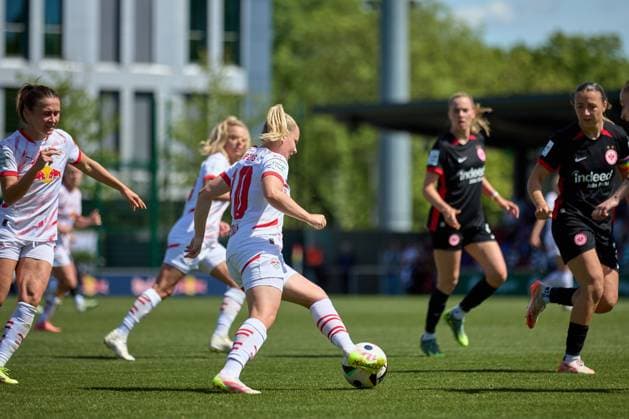 11.05.2025, GER, Frauenfußball, BL, 2024 2025, RB Leipzig - Eintracht Frankfurt Vanessa Fudalla (10, RB Leipzig), Freisteller, Aktion, Zweikampf um Ball Leipzig Trainingszentrum der Roten Bulle Sachsen Deutschland