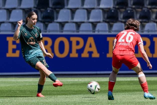 v.li.: Tuana Mahmoud (SV Werder Bremen, 10) am Ball, Einzelbild, Ganzkörper, Aktion, Action, Spielszene, DIE DFB-RICHTLINIEN UNTERSAGEN JEGLICHE NUTZUNG VON FOTOS ALS SEQUENZBILDER UND ODER VIDEOÄHNLICHE FOTOSTRECKEN. DFB REGULATIONS PROHIBIT ANY USE OF PHOTOGRAPHS AS IMAGE SEQUENCES AND OR QUASI-VIDEO., 11.05.2025, Freiburg (Deutschland), Fussball, Google Pixel Frauen-Bundesliga, SC Freiburg - SV Werder Bremen