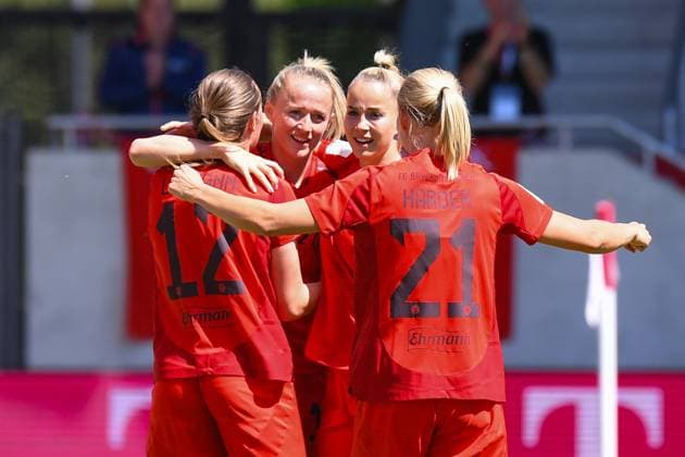 Fußball I Frauen I Saison 2024-2025 I Bundesliga I 22. Spieltag I FC Bayern München - SGS Essen I 11.05.2025 Torjubel Lea Schüller (11, FC Bayern München) (2.v.l.) feiert das 1:0 mit Sydney Lohmann (12, FC Bayern München), Giulia Gwinn (7, FC Bayern München) und Pernille Harder (21, FC Bayern München) München Ingolstädter Straße 272 Bayern Deutschland Copyright: xLobeca InesxHähnelx