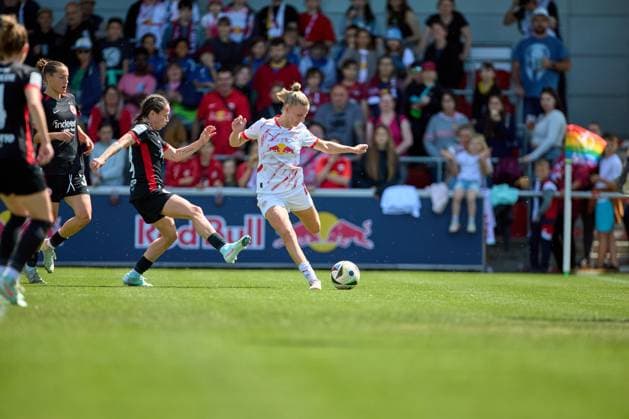 11.05.2025, GER, Frauenfußball, BL, 2024 2025, RB Leipzig - Eintracht Frankfurt Marlene Müller (27, RB Leipzig), Freisteller, Flanke Richtung Strafraum Leipzig Trainingszentrum der Roten Bulle Sachsen Deutschland