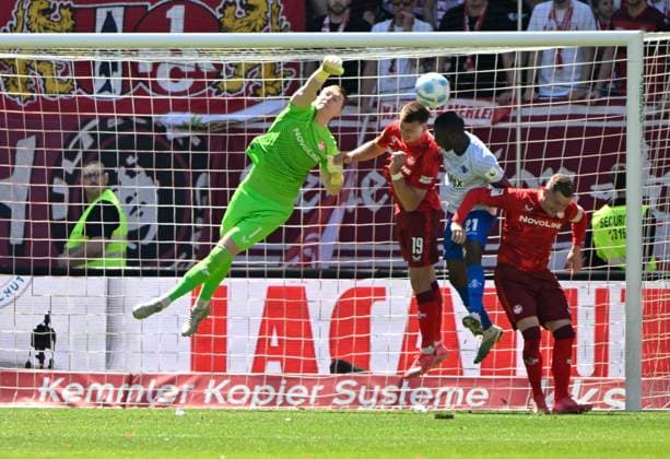 Fussball - 2. Bundesliga - Saison 2024 25 1. FC Kaiserslautern 11.05.2025 Fritz-Walter-Stadion 1. FC Kaiserslautern (fck) - SV Darmstadt 98 (da) V.li: fck01, Daniel HANSLIK (1. FC Kaiserslautern), Merveille PAPELA (SV Darmstadt 98) und Marlon RITTER (1. FC Kaiserslautern) 1. FC Kaiserslautern
