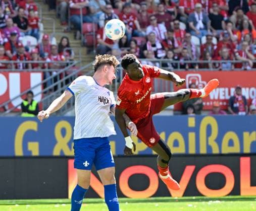Fussball - 2. Bundesliga - Saison 2024 25 1. FC Kaiserslautern 11.05.2025 Fritz-Walter-Stadion 1. FC Kaiserslautern (fck) - SV Darmstadt 98 (da) Matej MAGLICA (SV Darmstadt 98),li - Ragnar ACHE (1. FC Kaiserslautern) 1. FC Kaiserslautern