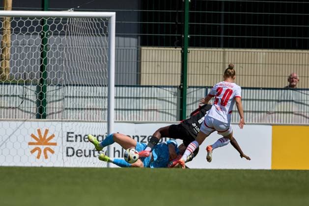 11.05.2025, GER, Frauenfußball, BL, 2024 2025, RB Leipzig - Eintracht Frankfurt Zusammenprall zwischen Elvira Herzog (1, RB Leipzig) und Nicole Anyomi (19, Eintracht Frankfurt) Leipzig Trainingszentrum der Roten Bulle Sachsen Deutschland