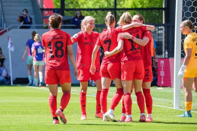 Team (FC Bayern München) Tor zum 1 : 0 beim Spiel FC Bayern München v SGS Essen, Fußball, Frauen, Google Pixel Frauen-Bundesliga, 2024 2025, 22.Spieltag am 11.05.2025 in München, FC Bayern Campus. DFL and DFB regulations prohibit any use of photographs as image sequences and or quasi-video. Bayern Deutschland